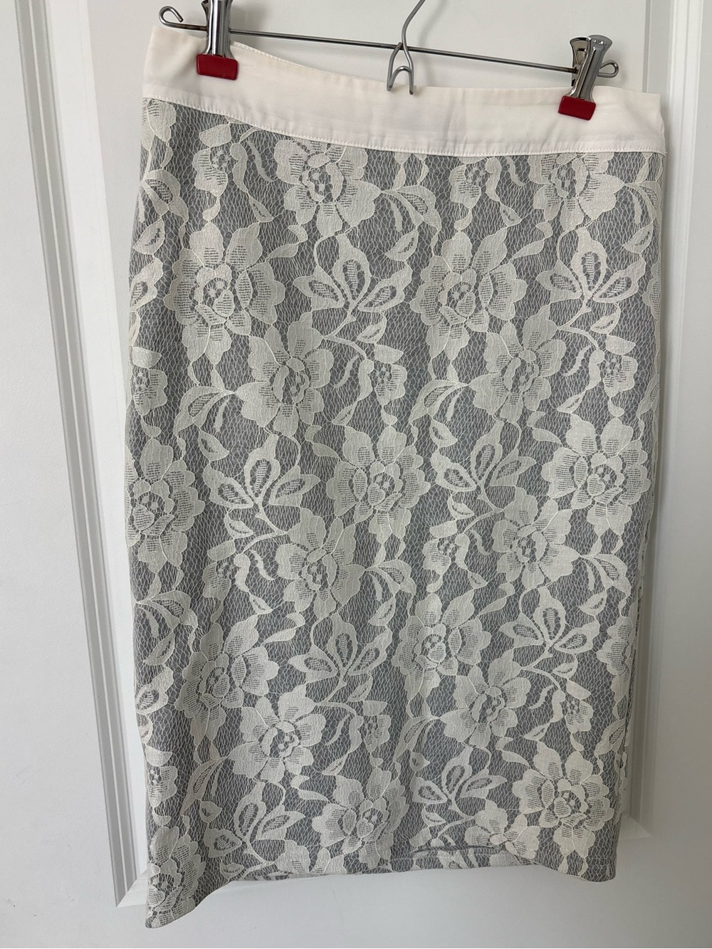 Vintage Y2K Forever 21 Knee Length Bodycon Lace Pencil Skirt White over Blue L
